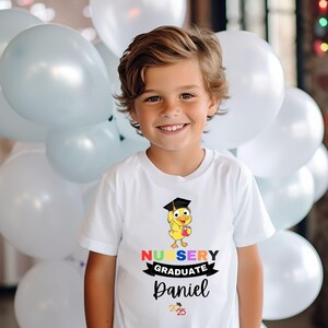 Cadeau de remise des diplômes personnalisé pour chambre d'enfant, T-shirt souvenir de chambre d'enfant, Nursery Leavers 2025, chemise de diplômé de pépinière, Tshirt de remise de diplôme de pépinière