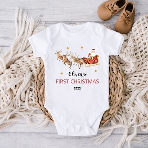 Gepersonaliseerde eerste kerst babypyjama, kerstcadeau-idee, kerstoutfit voor baby, babygrow Santa Cart Bib, Merry Christmas Vest