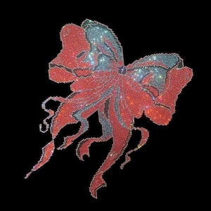 Może przedstawiać: Czerwono-niebieska kokardka z kryształków z detalicznym wzorem. Kokardka jest wykonana z małych, błyszczących kryształków.