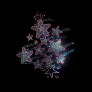 Könnte beinhalten: Eine Ansammlung von glitzernden Sternen in Rosa-, Blau- und Grüntönen, die in einem kaskadierenden Muster auf einem schwarzen Hintergrund angeordnet sind.
