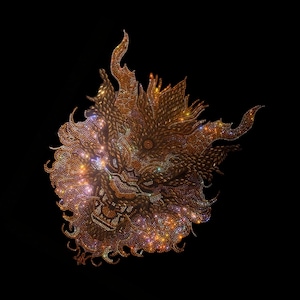 Puede incluir: Un diseño detallado y ornamentado de una cabeza de dragón de color marrón dorado sobre un fondo negro. El dragón está cubierto de pequeños adornos brillantes, creando un efecto brillante. La obra de arte presenta patrones y texturas intrincados, con un enfoque en la cara y la melena fluida del dragón.