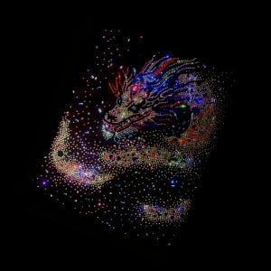 Puede incluir: Un diseño detallado y brillante de un dragón, compuesto por numerosos pedrería colorida sobre un fondo negro. El dragón presenta acentos rojos, azules y dorados, creando una imagen vibrante. El diseño es intrincado y parece estar aplicado a tela.