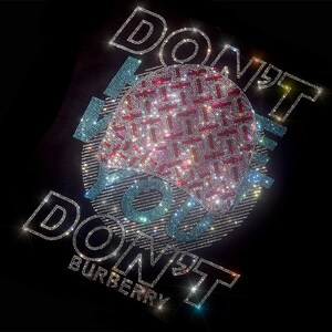 Könnte beinhalten: Schwarzes T-Shirt mit einem großen, farbenfrohen Strass-Design, das "Don't Look Don't" mit dem Wort "Burberry" darunter sagt.