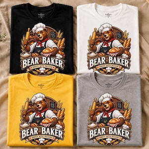 Peut inclure: Quatre t-shirts en noir, blanc, jaune et gris, chacun arborant un motif d'ours brun portant une toque et un tablier de chef, tenant un rouleau à pâtisserie. Le design inclut du pain, du blé et le texte "BEAR BAKER BAKED WITH PASSION" en emblème.