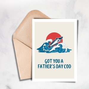 Może przedstawiać: Kartka okolicznościowa z ilustracją ryby skaczącej nad niebieskimi falami, z czerwonym słońcem w tle. Tekst "GOT YOU A FATHER'S DAY COD" jest wydrukowany poniżej. Widoczna jest brązowa koperta. Na Dzień Ojca.