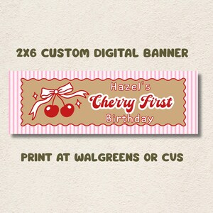Puede incluir: Banner digital personalizado con un fondo de rayas rosas y blancas. El banner presenta un rectángulo marrón con el texto "Hazel's Cherry First Birthday" en rojo y blanco. También se incluye una ilustración de cereza roja con un lazo blanco.
