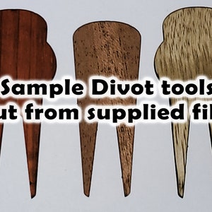 Op de afbeelding: Drie houten divotgereedschappen in verschillende bruintinten. De gereedschappen hebben een unieke vorm met een afgeronde bovenkant en twee tanden. De afbeelding bevat de tekst "Sample Divot tools Cut from supplied files."