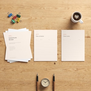 Op de afbeelding: Een stapel papier met de titel Substitute Binder, een Daily schedule blad en een Class roster blad. Inbegrepen zijn kleurrijke binderclips, een witte koffiemok met latte art, twee pennen en een kleine analoge klok met een witte wijzerplaat.