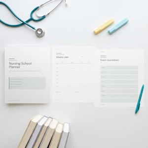 Op de afbeelding: Een verpleegkundeplanner met een weekplanning en een examen-aftelpagina, vergezeld van een talingkleurige stethoscoop, een gele markeerstift, een lichtblauwe markeerstift, een talingkleurige pen en een stapel van vijf boeken.