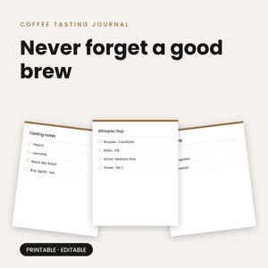 Op de afbeelding: Een koffieproefjournaal met de tekst "Never forget a good brew" en "COFFEE TASTING JOURNAL" bovenaan. Drie witte pagina's tonen velden voor proefnotities, brander, verhouding, maalgraad en watertemperatuur. Een zwarte knop bevat de tekst "PRINTABLE · EDITABLE".