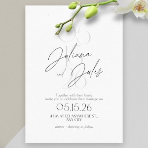Könnte beinhalten: Eine weiße Hochzeitseinladung mit den Namen "Juliana und Jules" in eleganter Schrift. Die Einladung enthält Datum, Uhrzeit und Ort der Zeremonie, mit floralem Akzent. Der Text "Einfach auf Canva anzupassen" steht unten.