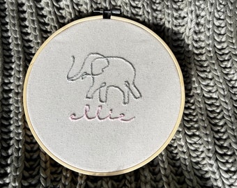 Signo de nombre de bebé personalizado, diseño mínimo de elefante, regalo de baby shower, decoración de guardería, arte de bordado personalizado, arte de aro de bordado