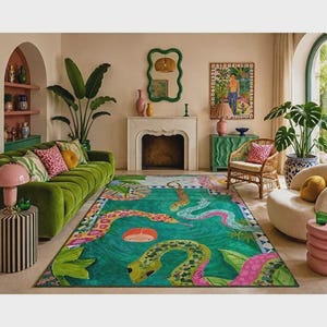 Könnte beinhalten: Ein rechteckiger Teppich mit einem leuchtend grünen Hintergrund und einem verspielten Muster aus bunten Schlangen, tropischen Blättern und einem stilisierten menschlichen Gesicht. Das Design enthält rosa, gelbe und orangefarbene Akzente.