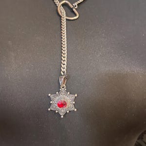 Srebrny naszyjnik z łańcuszkiem i rubinowym amuletem – Dark Romance Jewelry