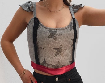 Reworked Corset Top - Korsett Top - Vintage - grau - rot - mit Sternen Muster und Rüschenärmel – Überbrust