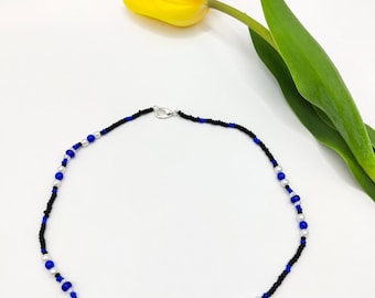 Perlenkette - Halskette - Choker - Schmuck - blau schwarz weiß bunt - handgemacht - Verschluss silber oder gold