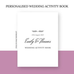 Könnte beinhalten: Ein weißes Heft mit dem Text "PERSONALISED WEDDING ACTIVITY BOOK" oben. Das Heft zeigt die Namen "Emily & Thomas" und das Datum "27th August 2027". Die Worte "WEDDING ACTIVITY BOOK" stehen unten.