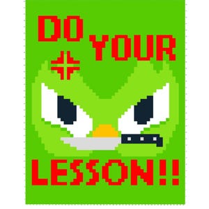 Könnte beinhalten: Ein pixeliges grünes Bild mit dem roten Text "DO YOUR LESSON!!". Das Bild zeigt eine grüne, eulenartige Figur mit weißen Augen, einem gelben Schnabel und einem Messer im Mund.