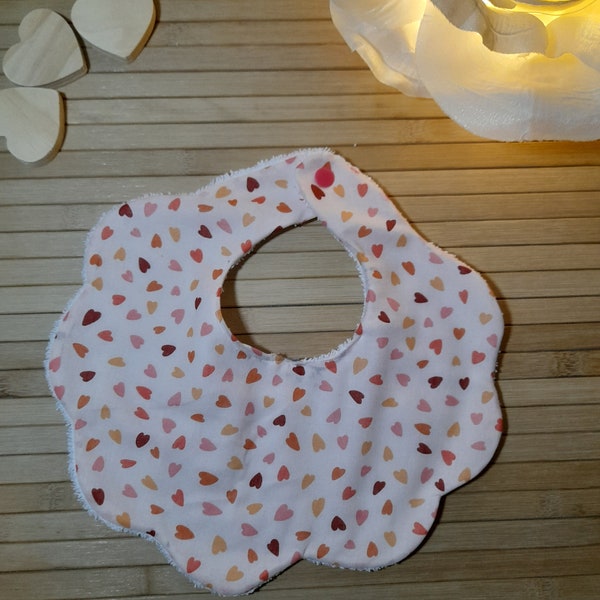 Bavoir fleur, motif petit coeur