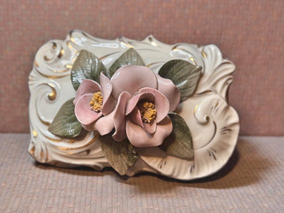 Vtg Footed Ceramic Trinket Box with Roses and Leaves. Gold Painting Cordey Style. View 3