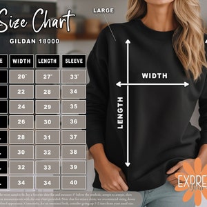 Pu&ograve; includere: Una felpa nera Gildan 18000 con una tabella delle taglie sovrapposta. La tabella mostra le misure in pollici per larghezza, lunghezza e lunghezza delle maniche, dalla taglia S alla 5XL. Il testo "EXPRESS Your Vibe" &egrave; in basso a destra.