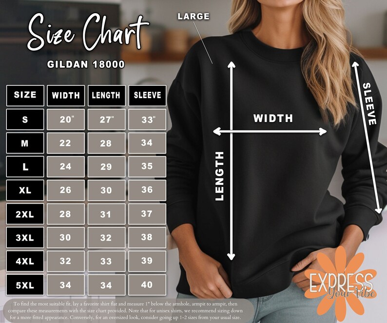 Pu&ograve; includere: Una felpa nera Gildan 18000 con una tabella delle taglie sovrapposta. La tabella mostra le misure in pollici per larghezza, lunghezza e lunghezza delle maniche, dalla taglia S alla 5XL. Il testo "EXPRESS Your Vibe" &egrave; in basso a destra.