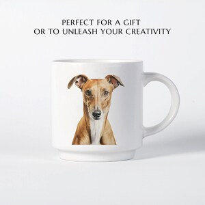 Puede incluir: Taza de cer&aacute;mica blanca con una ilustraci&oacute;n de un perro marr&oacute;n y blanco. El perro est&aacute; mirando directamente al espectador. La taza tiene un asa en el lado derecho.