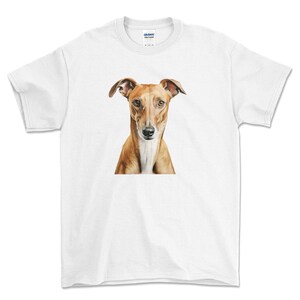 Puede incluir: Camiseta blanca con la cabeza de un perro marr&oacute;n y blanco impresa en la parte delantera.