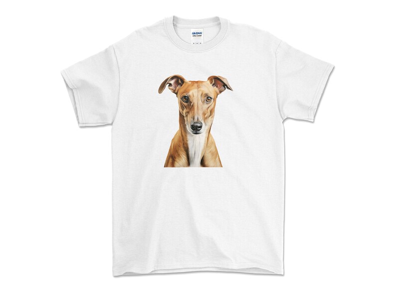Puede incluir: Camiseta blanca con la cabeza de un perro marr&oacute;n y blanco impresa en la parte delantera.