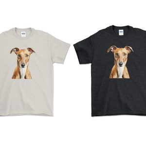 Puede incluir: Dos camisetas con una imagen de un perro marr&oacute;n y blanco en la parte delantera. La camiseta de la izquierda es gris claro y la camiseta de la derecha es gris oscuro.