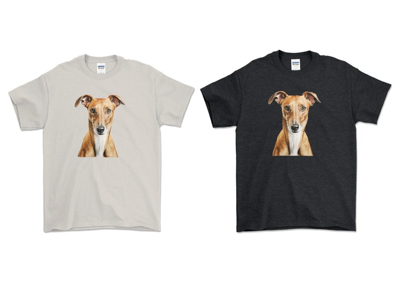 Puede incluir: Dos camisetas con una imagen de un perro marr&oacute;n y blanco en la parte delantera. La camiseta de la izquierda es gris claro y la camiseta de la derecha es gris oscuro.