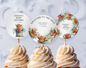 Könnte beinhalten: Drei Cupcake-Topper mit Aquarell-Illustrationen von schottischen Hochlandrindern und Grünpflanzen. Die Topper zeigen den Text "Sarah's Baby Shower 1.13.20xx", "Welcome to the Herd Baby Emmett Expected 1.13.20xx" und "Sarah's Baby Shower 1.13.20xx".