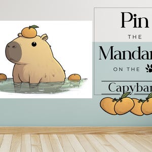 Pode incluir: Um cartaz de jogo com uma capivara bege na água com uma tangerina na cabeça. O texto diz Pin THE Mandarin ON THE Capybara, acompanhado por pegadas e uma fileira de cinco tangerinas na parte inferior do design.