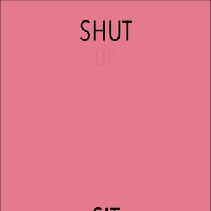 Könnte beinhalten: Ein rosa Quadrat mit den schwarzen Worten "SHUT UP" oben und "SIT DOWN" unten, jeweils in einer serifenlosen Schriftart. Die Wörter "UP" und "DOWN" sind in einem helleren Rosa gehalten und befinden sich unter "SHUT" bzw. "SIT".