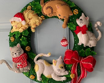 Fertig hergestellter Kranz von Bucilla Holiday House Cats