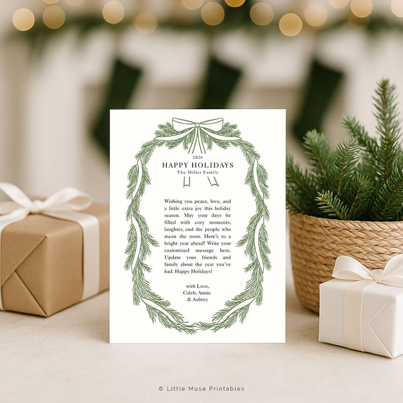 K&ouml;nnte beinhalten: Eine wei&szlig;e Weihnachtskarte mit einem gr&uuml;nen Kranzdesign und dem Text "HAPPY HOLIDAYS". Die Karte enth&auml;lt eine personalisierte Nachricht. Die Szene wird durch verpackte Geschenke und Gr&uuml;npflanzen erg&auml;nzt, was eine festliche Atmosph&auml;re schafft.