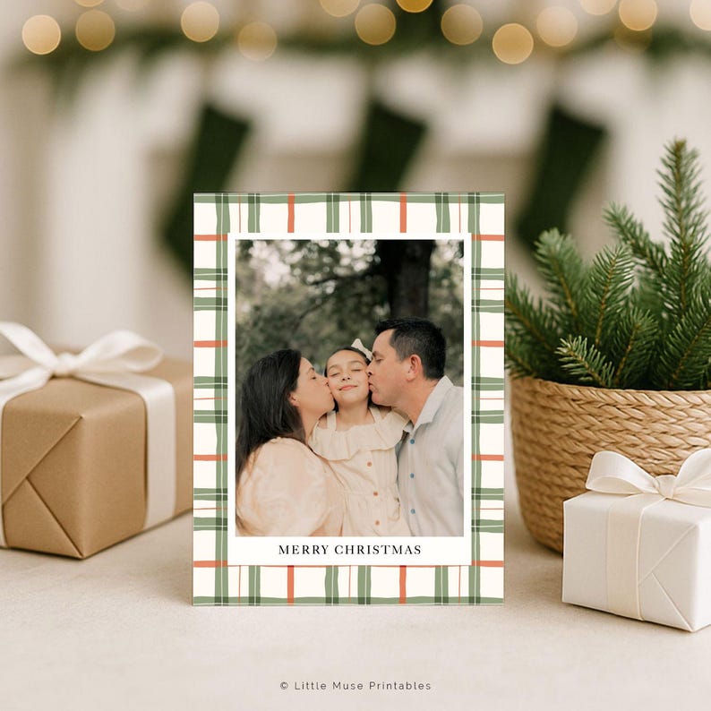 K&ouml;nnte beinhalten: Eine Weihnachtskarte mit einem Familienfoto in einem gr&uuml;n, rot und cremefarbenen Karomuster. Die Karte zeigt den Text "FR&Ouml;HLICHE WEIHNACHTEN" und ist von Geschenken und festlichem Gr&uuml;n umgeben.