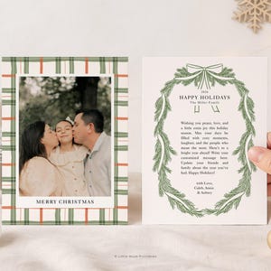 K&ouml;nnte beinhalten: Weihnachtskarte mit einem Familienfoto in einem karierten Rahmen. Die Karte tr&auml;gt am unteren Rand die Aufschrift "MERRY CHRISTMAS". Die rechte Seite der Karte hat ein gr&uuml;nes Kranzdesign mit den Worten "HAPPY HOLIDAYS" und einer Urlaubsbotschaft.