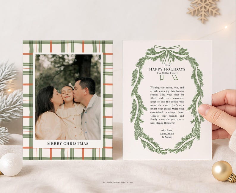 K&ouml;nnte beinhalten: Weihnachtskarte mit einem Familienfoto in einem karierten Rahmen. Die Karte tr&auml;gt am unteren Rand die Aufschrift "MERRY CHRISTMAS". Die rechte Seite der Karte hat ein gr&uuml;nes Kranzdesign mit den Worten "HAPPY HOLIDAYS" und einer Urlaubsbotschaft.