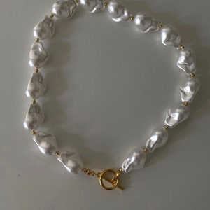 Collier de perles baroques, collier de perles irrégulières, tour de cou de perles baroques, tour de cou de perles irrégulières, grand collier de perles baroques, perles d'imitation image 1