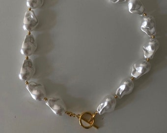 Collier de perles baroques, collier de perles irrégulières, tour de cou de perles baroques, tour de cou de perles irrégulières, grand collier de perles baroques, perles d'imitation