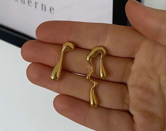 Gouden metalen druppeloorbellen, gouden druipende metalen oorknopjes, unieke gouden oorknopjes, goudgesmolten metalen oorknopjes