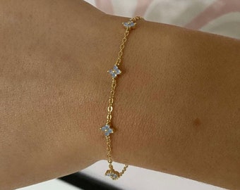 Bracelet marguerite avec perles bleues, bracelet de perles bleues, bracelet fleurs en perles bleues, joli bracelet fleurs en perles, bracelet en or délicat