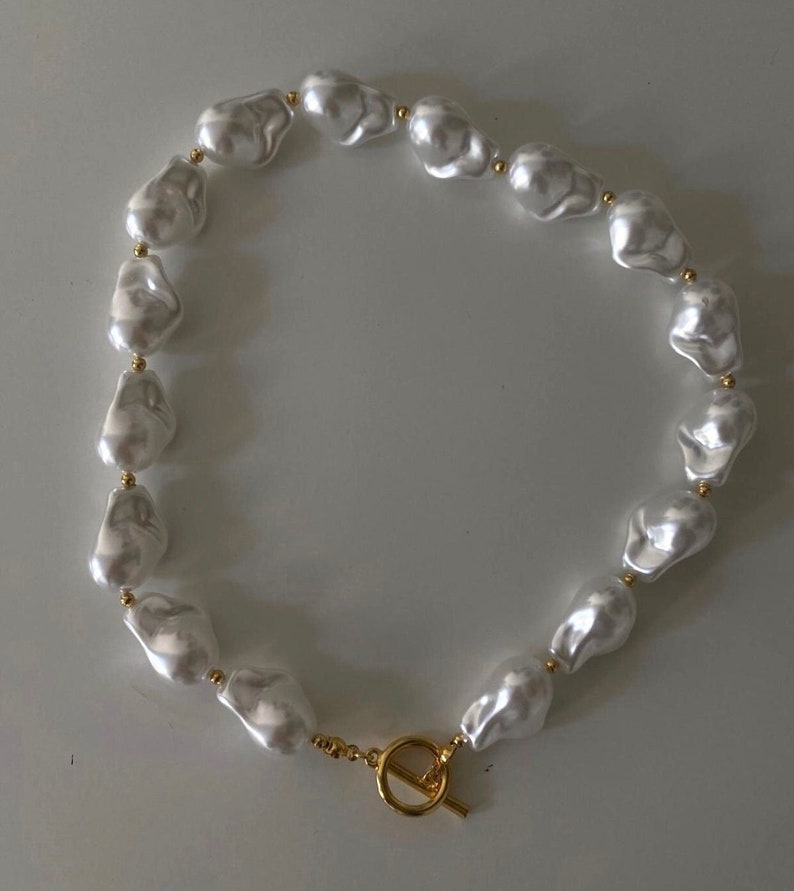 Collier de perles baroques, collier de perles irrégulières, tour de cou de perles baroques, tour de cou de perles irrégulières, grand collier de perles baroques, perles d'imitation image 1