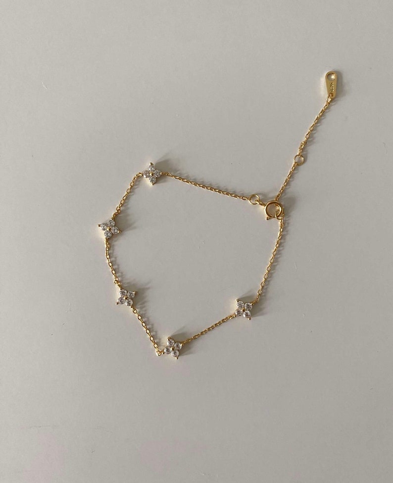 Kristallen bloemarmband, Sterling zilveren bloemarmband, gouden bloemarmband, sierlijke 925 sterling zilveren armband, minimalistische armband afbeelding 2