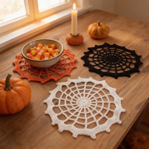Halloween onderzetters, gehaakte kleedjes met spinnenwebmotief | 55% katoengaren | 21,5 cm diameter, set van 3, zwart, wit, oranje