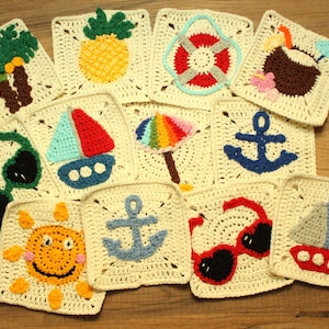 Può includere: Una collezione di dodici applicazioni all'uncinetto quadrate color bianco sporco, ognuna con un design estivo unico che include palme, un ananas, un salvagente, una bevanda al cocco, occhiali da sole, barche a vela, un ombrellone, un'ancora e un sole.