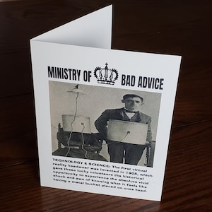 Könnte beinhalten: Ein Schwarzweißfoto eines Mannes in einem dunklen Anzug und Krawatte, der zwei Metalleimer auf seinem Kopf hält. Das Foto befindet sich auf einer Karte mit dem Text "Ministry of Bad Advice" und "Technologie & Wissenschaft: Die erste Virtual-Reality-Kopfbedeckung wurde 1908 erfunden, was diesen glücklichen Freiwilligen die historische Gelegenheit gab, den absoluten, lebendigen Schock und das Staunen zu erleben, zu wissen, wie es sich anfühlt, einen Metalleimer auf den Kopf zu bekommen."
