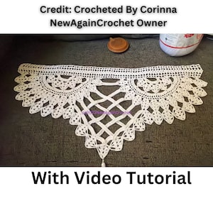 Puede incluir: Doily de encaje blanco tejido a crochet con un delicado diseño floral. El doily tiene una sección central con un patrón de cruz y una perla colgando de la parte inferior. El texto "With Video Tutorial" está en la parte inferior de la imagen.