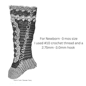 Puede incluir: Una ilustración en blanco y negro de una botita de crochet para bebé. La botita está trabajada en punto texturizado con un patrón floral decorativo alrededor de la parte superior. El texto "BABY'S LONG CROCHET BOOT" está impreso debajo de la botita. El texto "(c)2024NewAgainCrochet" está impreso en el lateral de la botita. El texto "For Newborn -3 mos size I used #10 crochet thread and a 2.75mm -3.0mm hook" está impreso debajo de la botita.